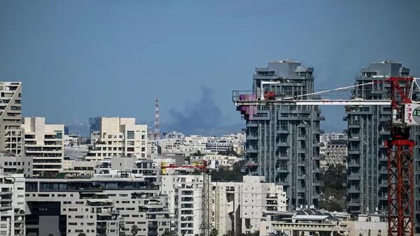 Khói bốc lên từ khu vực va chạm ở Tel Aviv - Sputnik Việt Nam
