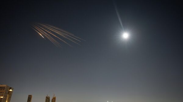 Tên lửa phóng từ Iran có thể thấy rõ trên bầu trời miền Trung Israel. - Sputnik Việt Nam