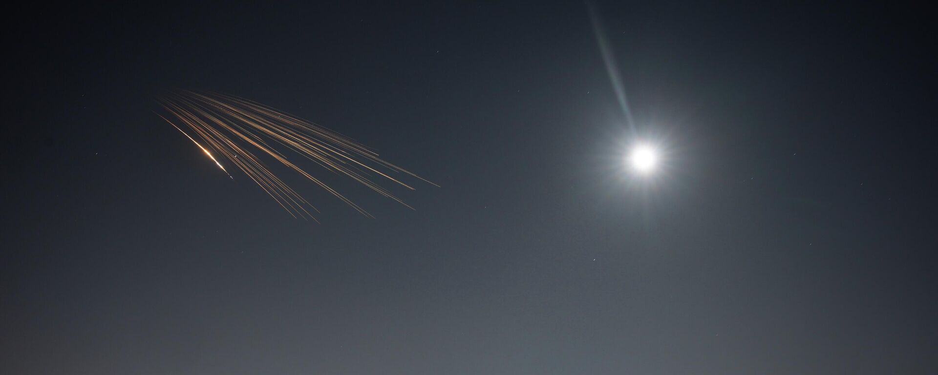 Tên lửa phóng từ Iran có thể thấy rõ trên bầu trời miền Trung Israel. - Sputnik Việt Nam, 1920, 08.04.2026