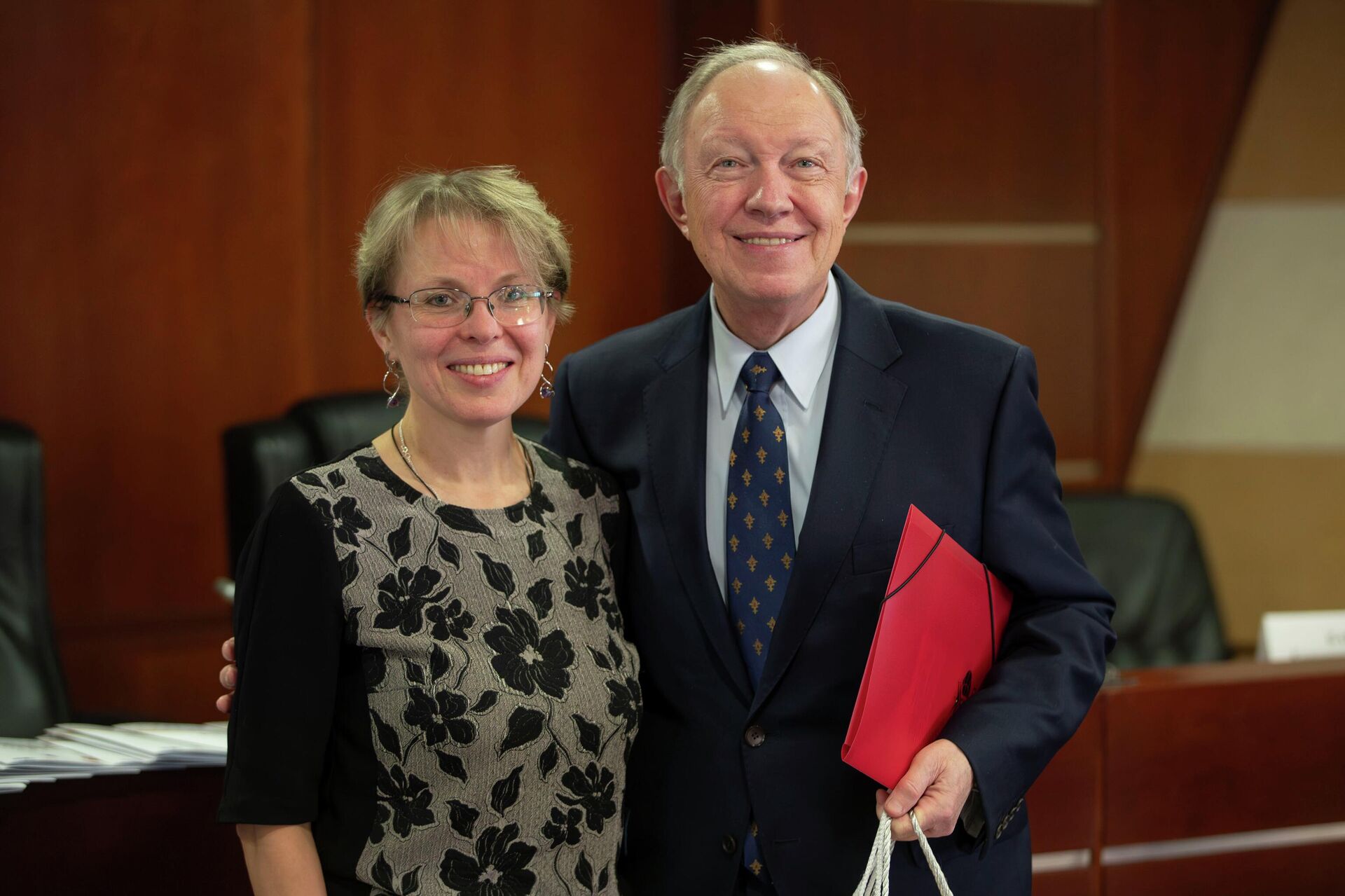 Chủ tịch ban giám khảo Andrey Tatarinov và người tổ chức cuộc thi Svetlana Glazunova - Sputnik Việt Nam, 1920, 24.03.2026