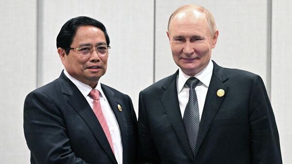 Tổng thống Nga Vladimir Putin và Thủ tướng Việt Nam Phạm Minh Chính - Sputnik Việt Nam