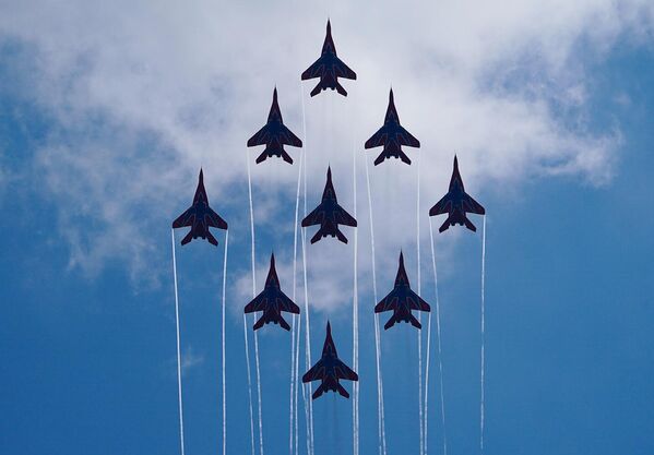 Máy bay chiến đấu MiG-29 của đội bay biểu diễn Strizhi(Cánh én) thuộc Lực lượng Hàng không Vũ trụ Nga. - Sputnik Việt Nam