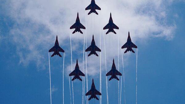 Máy bay chiến đấu MiG-29 của đội bay biểu diễn Strizhi(Cánh én) thuộc Lực lượng Hàng không Vũ trụ Nga. - Sputnik Việt Nam