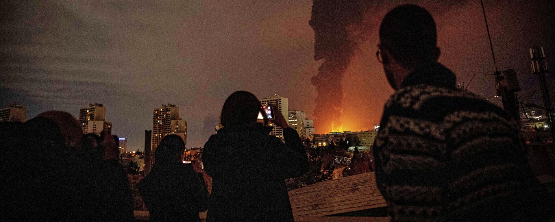 Khói bốc lên từ một kho chứa dầu bị hư hại trong các cuộc tấn công của Mỹ và Israel ở Tehran, Iran. - Sputnik Việt Nam, 1920, 25.03.2026