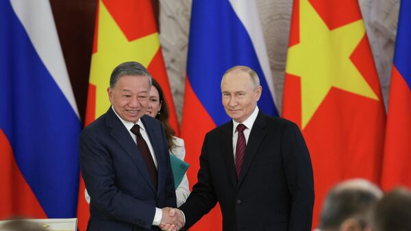 Tổng thống Nga Vladimir Putin và Tổng Bí thư Đảng Cộng sản Việt Nam Tô Lâm - Sputnik Việt Nam