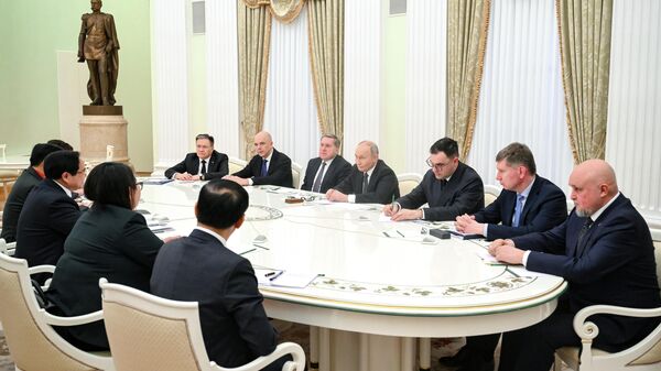 Tổng thống Nga Vladimir Putin gặp gỡ Thủ tướng Việt Nam Phạm Minh Chính - Sputnik Việt Nam