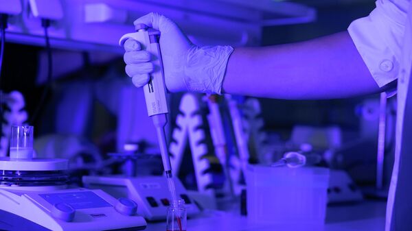 Các nhà khoa học từ Phòng thí nghiệm Nano- và Vi bao bọc các chất hoạt tính sinh học tại SPbPU đã đề xuất một phương pháp mới để đưa đồng vị phóng xạ vào khối u ác tính. - Sputnik Việt Nam