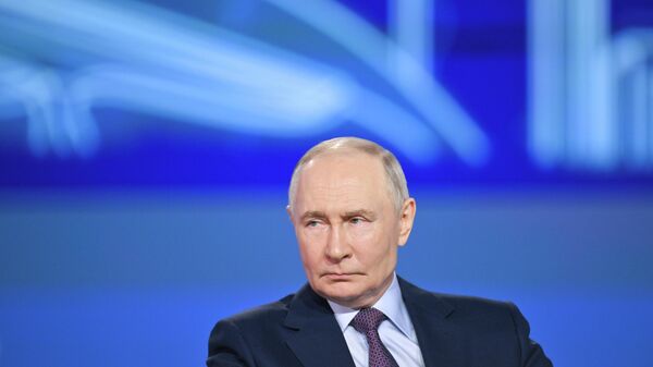 Tổng thống Nga Vladimir Putin tại Đại hội lần thứ 35 của Liên hiệp các nhà công nghiệp và doanh nhân Nga tại Trung tâm Quốc gia Nga ở Moskva - Sputnik Việt Nam