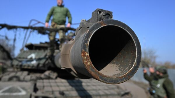 Một chiếc xe tăng Abrams bị hư hại của Lực lượng vũ trang Ukraina, được sơ tán khỏi Sudzha - Sputnik Việt Nam