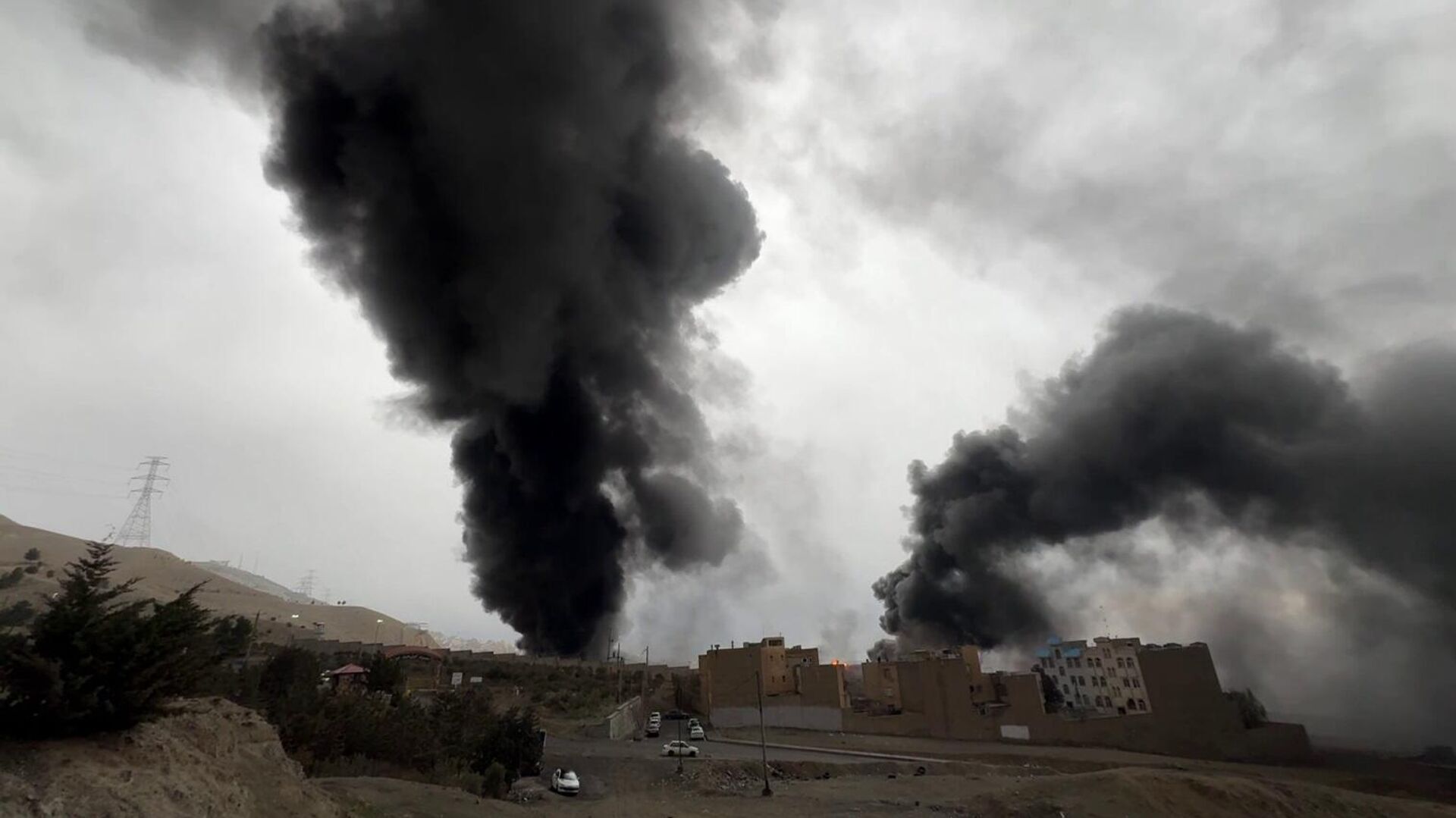 Khói đen bốc lên nghi ngút trên Tehran sau cuộc tấn công của Mỹ và Israel vào kho dầu Shahran. Khói đen bốc lên nghi ngút trên Tehran sau cuộc tấn công của Mỹ và Israel vào kho dầu Shahran. - Sputnik Việt Nam, 1920, 27.03.2026
