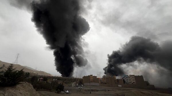 Khói đen bốc lên nghi ngút trên Tehran sau cuộc tấn công của Mỹ và Israel vào kho dầu Shahran. Khói đen bốc lên nghi ngút trên Tehran sau cuộc tấn công của Mỹ và Israel vào kho dầu Shahran. - Sputnik Việt Nam