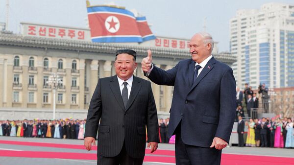 Nhà lãnh đạo Triều Tiên Kim Jong-un chào đón Tổng thống Belarus Alexandr Lukashenko tại Bình Nhưỡng. - Sputnik Việt Nam