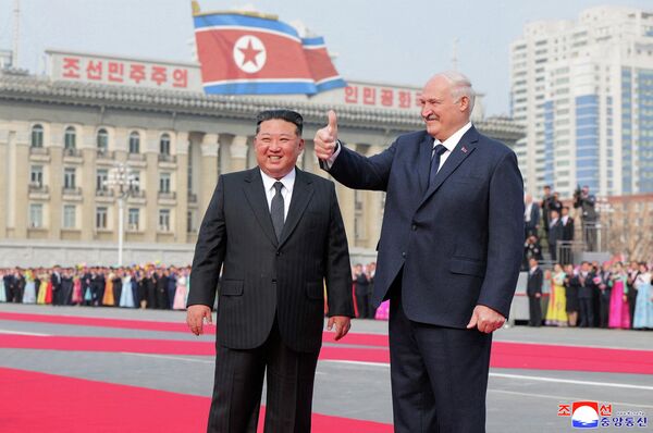 Nhà lãnh đạo Triều Tiên Kim Jong-un chào đón Tổng thống Belarus Alexandr Lukashenko tại Bình Nhưỡng. Nhà lãnh đạo Triều Tiên Kim Jong-un chào đón Tổng thống Belarus Alexandr Lukashenko tại Bình Nhưỡng. - Sputnik Việt Nam