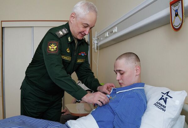 Bộ trưởng Quốc phòng Nga Andrei Belousov trao tặng Huân chương Sao Vàng cho Anh hùng Nga, binh nhì Sergei Yarashev đã một mình giữ vững vị trí suốt 68 ngày gần làng Grishino, thuộc Cộng hòa Nhân dân Donetsk. Bộ trưởng Quốc phòng Nga Andrei Belousov trao tặng Huân chương Sao Vàng cho Anh hùng Nga, binh nhì Sergei Yarashev đã một mình giữ vững vị trí suốt 68 ngày gần làng Grishino, thuộc Cộng hòa Nhân dân Donetsk. - Sputnik Việt Nam