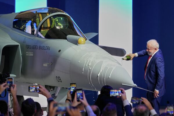 Tổng thống Brazil Luiz Inácio Lula da Silva rót sâm panh lên mũi máy bay chiến đấu F-39E Gripen trong buổi lễ ra mắt chiếc máy bay siêu âm đầu tiên được lắp ráp tại Brazil. Tổng thống Brazil Luiz Inácio Lula da Silva rót sâm panh lên mũi máy bay chiến đấu F-39E Gripen trong buổi lễ ra mắt chiếc máy bay siêu âm đầu tiên được lắp ráp tại Brazil. - Sputnik Việt Nam