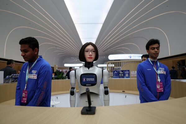 Robot hình người Noetix Hobbs W1 phục vụ khách trong buổi tiếp tân khai mạc Diễn đàn Zhongguancun 2026 tại Bắc Kinh. Robot hình người Noetix Hobbs W1 phục vụ khách trong buổi tiếp tân khai mạc Diễn đàn Zhongguancun 2026 tại Bắc Kinh. - Sputnik Việt Nam