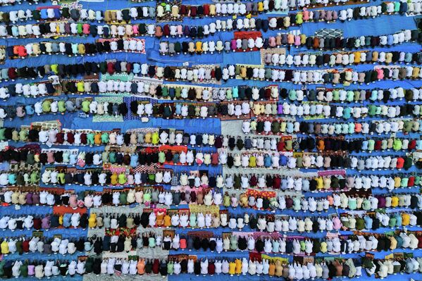 Người Hồi giáo thực hiện lễ cầu nguyện Eid al-Fitr, kết thúc tháng lễ Ramadan linh thiêng, tại Guwahati, Ấn Độ. Người Hồi giáo thực hiện lễ cầu nguyện Eid al-Fitr, kết thúc tháng lễ Ramadan linh thiêng, tại Guwahati, Ấn Độ. - Sputnik Việt Nam