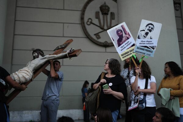 Người dân tập trung biểu tình nhân kỷ niệm cuộc đảo chính đưa chế độ quân sự lên nắm quyền (1976–1983) tại Argentina. Người dân tập trung biểu tình nhân kỷ niệm cuộc đảo chính đưa chế độ quân sự lên nắm quyền (1976–1983) tại Argentina. - Sputnik Việt Nam