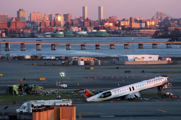 Hiện trường vụ tai nạn máy bay Air Canada Express tại Queens, Hoa Kỳ. Hiện trường vụ tai nạn máy bay Air Canada Express tại Queens, Hoa Kỳ. - Sputnik Việt Nam