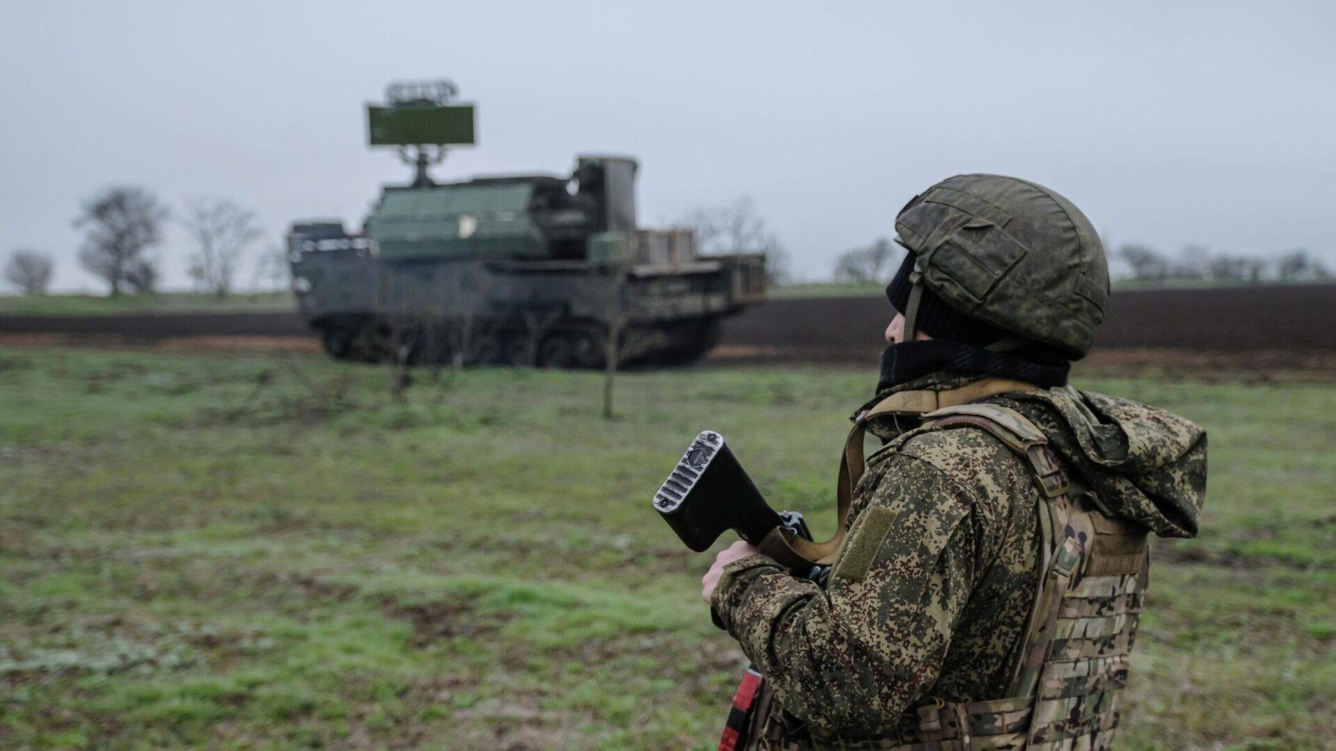 Công việc chiến đấu của phi hành đoàn hệ thống phòng không Tor-M2 theo hướng Zaporozhye Công việc chiến đấu của phi hành đoàn hệ thống phòng không Tor-M2 theo hướng Zaporozhye - Sputnik Việt Nam, 1920, 29.03.2026