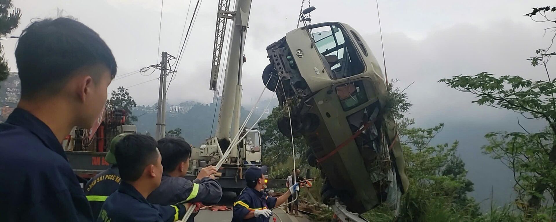 Ô tô khách 29 chỗ lao xuống vực ở Tam Đảo, nhiều người bị thương - Sputnik Việt Nam, 1920, 29.03.2026