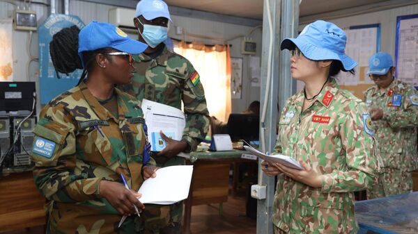 Cán bộ BVDC2.7 Việt Nam cùng lực lượng quốc tế rà soát hồ sơ, tài liệu trong đợt kiểm tra nội bộ về phòng, chống hành vi khai thác và lạm dụng tình dục (SEA) tại Bentiu. - Sputnik Việt Nam