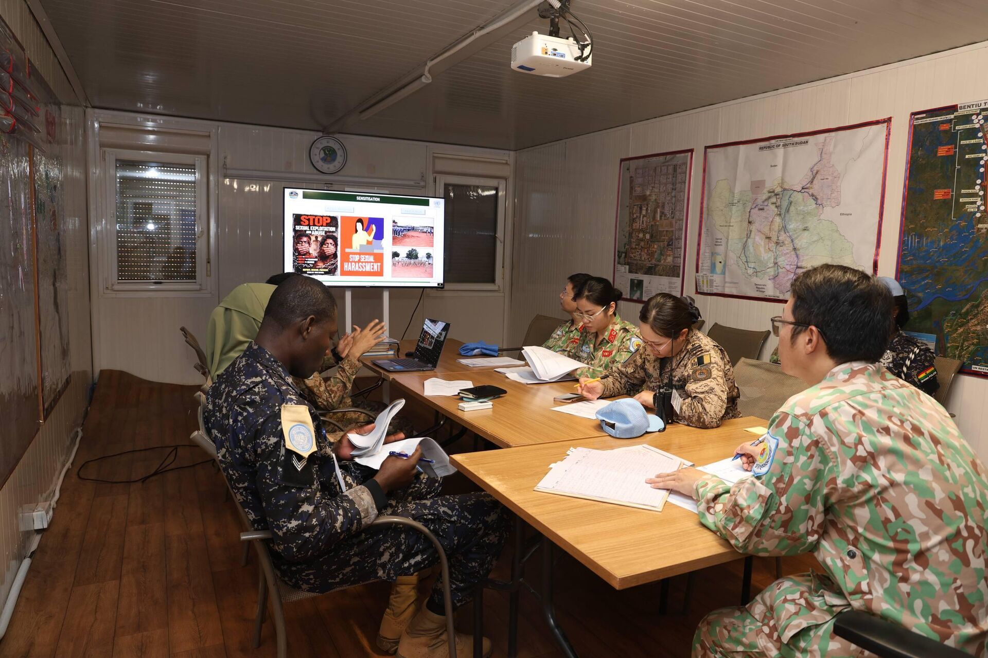 Cán bộ BVDC2.7 Việt Nam cùng lực lượng quốc tế rà soát hồ sơ, tài liệu trong đợt kiểm tra nội bộ về phòng, chống hành vi khai thác và lạm dụng tình dục (SEA) tại Bentiu. - Sputnik Việt Nam, 1920, 30.03.2026