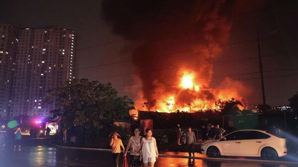 Cháy lớn xưởng gỗ trong đêm tại phường Thanh Liệt - Sputnik Việt Nam