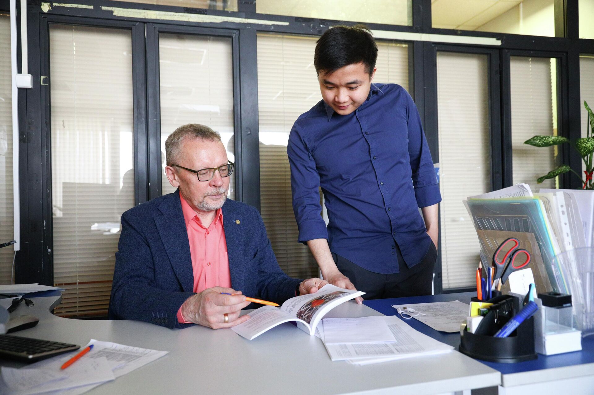 Từ điển Nga - Việt về năng lượng hạt nhân là kết quả hợp tác giữa TS. KH kỹ thuật Oleg Tashlykov (Đại học Liên bang Ural, Nga) và Kỹ sư nguyên tử Tạ Văn Thưởng (Viện Năng lượng, Bộ Công Thương Việt Nam) - Sputnik Việt Nam, 1920, 30.03.2026