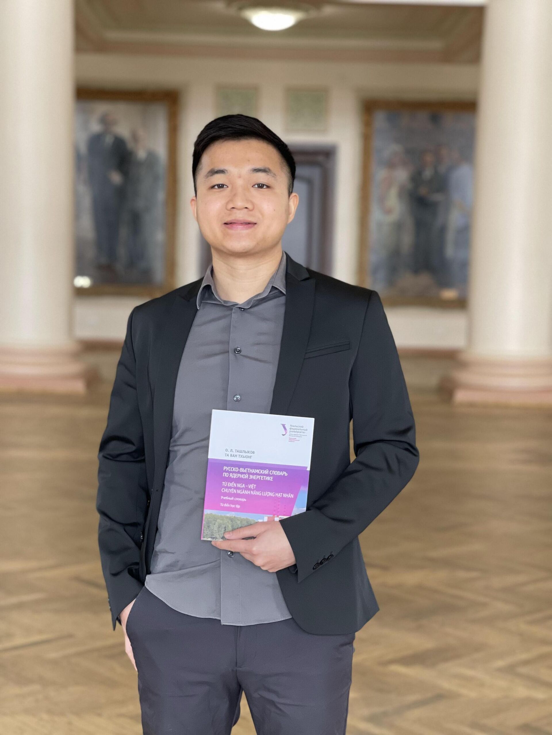 Từ điển Nga - Việt về năng lượng hạt nhân là kết quả hợp tác giữa TS. KH kỹ thuật Oleg Tashlykov (Đại học Liên bang Ural, Nga) và Kỹ sư nguyên tử Tạ Văn Thưởng (Viện Năng lượng, Bộ Công Thương Việt Nam) - Sputnik Việt Nam, 1920, 30.03.2026