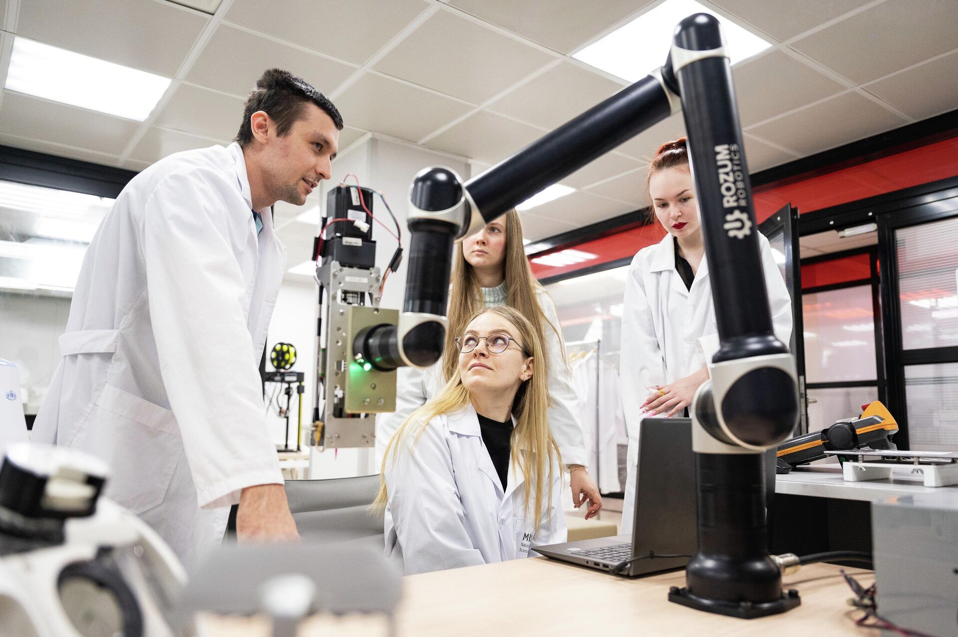 Các nhà khoa học đang làm việc - Sputnik Việt Nam, 1920, 30.03.2026