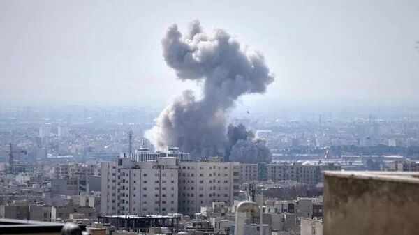 Khói bốc lên từ hiện trường một cuộc không kích ở Tehran, Iran - Sputnik Việt Nam