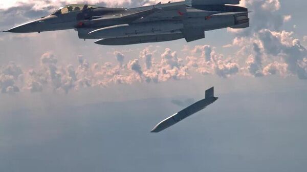 Một tên lửa JASSM-ER được phóng từ máy bay chiến đấu F-16 - Sputnik Việt Nam