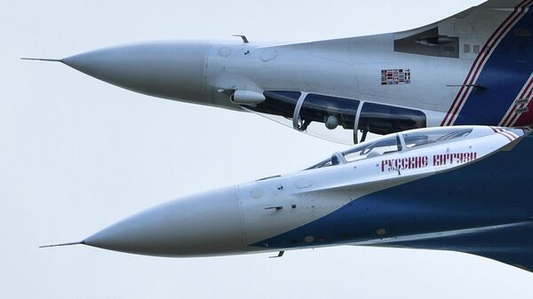 Các tiêm kích đa năng Su-30SM của đội bay biểu diễn Những Hiệp sĩ Nga. - Sputnik Việt Nam