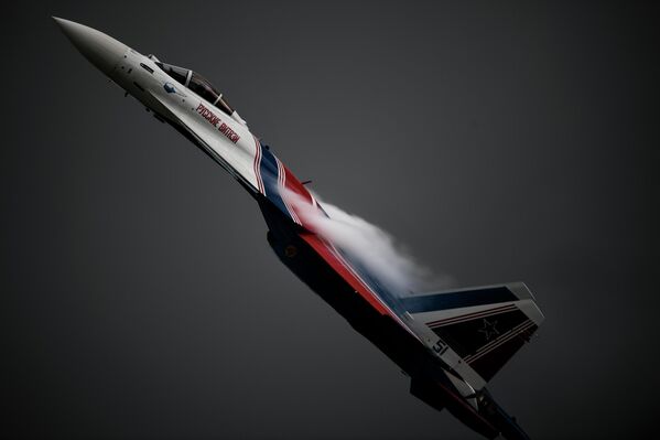 Tiêm kích Su-35S của đội bay biểu diễn Những Hiệp sĩ Nga. Tiêm kích Su-35S của đội bay biểu diễn Những Hiệp sĩ Nga. - Sputnik Việt Nam