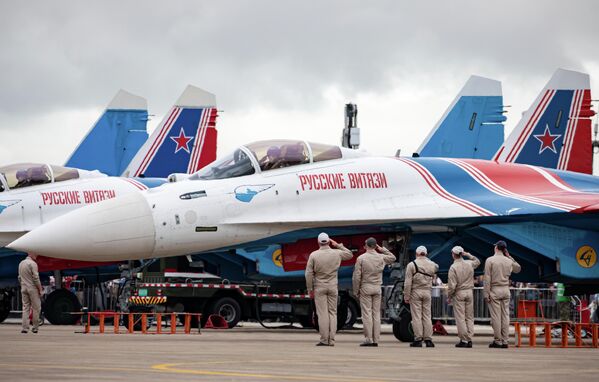 Tiêm kích Su-35 của Nhóm bay biểu diễn trên không Những Hiệp sĩ Nga tại Airshow China 2024. Tiêm kích Su-35 của Nhóm bay biểu diễn trên không Những Hiệp sĩ Nga tại Airshow China 2024. - Sputnik Việt Nam