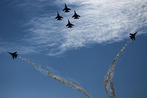 Các thành viên của Nhóm bay biểu diễn trên không Những Hiệp sĩ Nga (Su-35S) trong chương trình bay. Các thành viên của Nhóm bay biểu diễn trên không Những Hiệp sĩ Nga (Su-35S) trong chương trình bay. - Sputnik Việt Nam