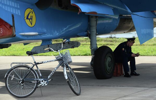 Bên cạnh tiêm kích đa năng Su-27 của đội bay biểu diễn Những Hiệp sĩ Nga trước chương trình biểu diễn hàng không. Bên cạnh tiêm kích đa năng Su-27 của đội bay biểu diễn Những Hiệp sĩ Nga trước chương trình biểu diễn hàng không. - Sputnik Việt Nam