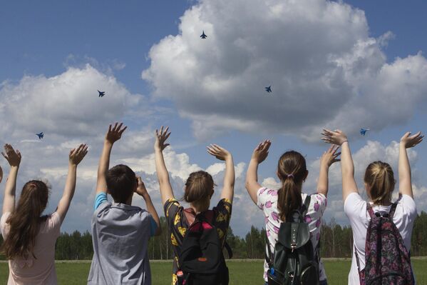 Màn trình diễn các tiêm kích đa năng Su-27 của đội bay biểu diễn Những Hiệp sĩ Nga. Màn trình diễn các tiêm kích đa năng Su-27 của đội bay biểu diễn Những Hiệp sĩ Nga. - Sputnik Việt Nam