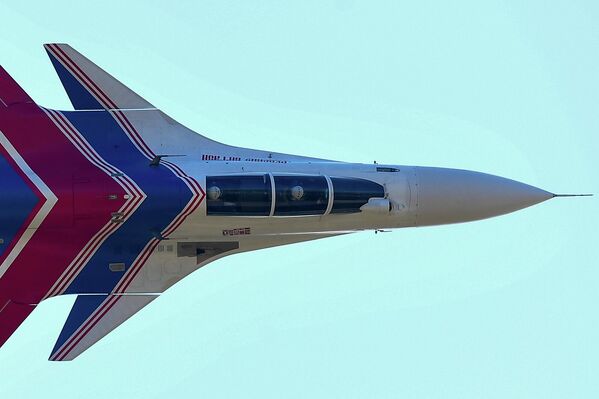 Nhóm bay biểu diễn trên không Những Hiệp sĩ Nga trên các máy bay tiêm kích đa năng Su-30SM. Nhóm bay biểu diễn trên không Những Hiệp sĩ Nga trên các máy bay tiêm kích đa năng Su-30SM. - Sputnik Việt Nam