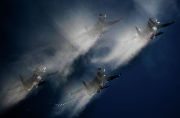 Các tiêm kích Su-30SM và Su-35S của đội bay biểu diễn Những Hiệp sĩ Nga. Các tiêm kích Su-30SM và Su-35S của đội bay biểu diễn Những Hiệp sĩ Nga. - Sputnik Việt Nam