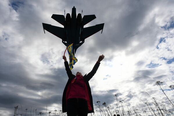 Tiêm kích Su-30SM của đội bay biểu diễn Những Hiệp sĩ Nga. Tiêm kích Su-30SM của đội bay biểu diễn Những Hiệp sĩ Nga. - Sputnik Việt Nam