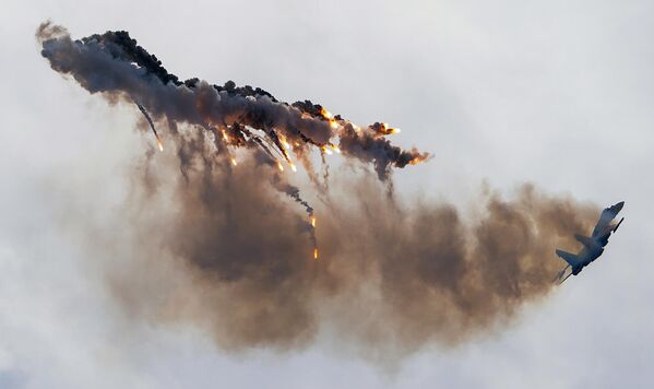 Tiêm kích Su-35S của đội bay biểu diễn Lực lượng Hàng không Vũ trụ Nga Những Hiệp sĩ Nga. Tiêm kích Su-35S của đội bay biểu diễn Lực lượng Hàng không Vũ trụ Nga Những Hiệp sĩ Nga. - Sputnik Việt Nam
