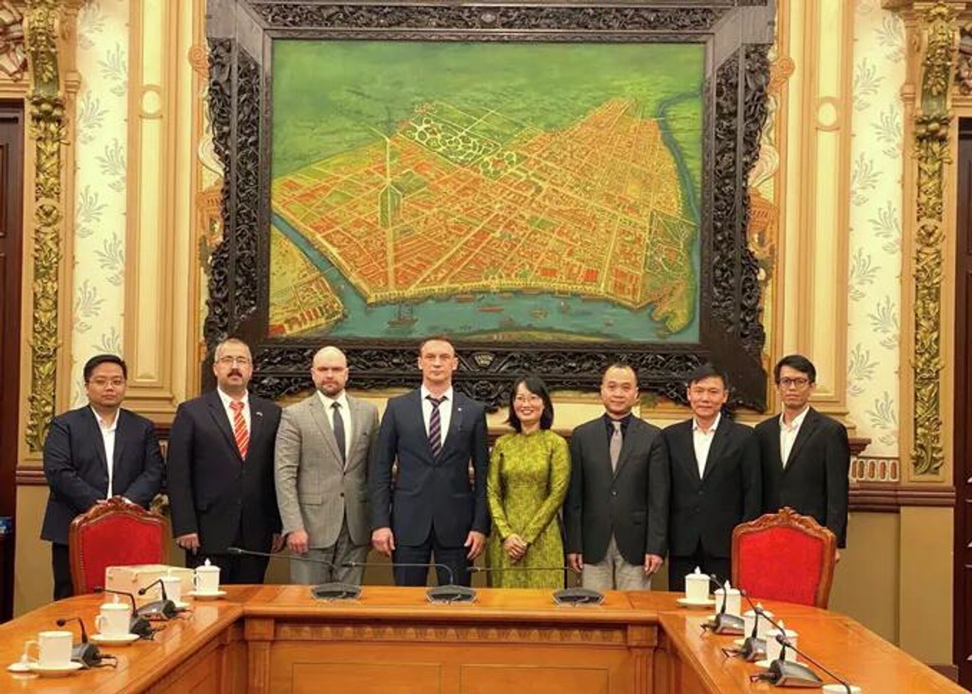 Đoàn đại biểu hai bên chụp ảnh lưu niệm - Sputnik Việt Nam, 1920, 31.03.2026