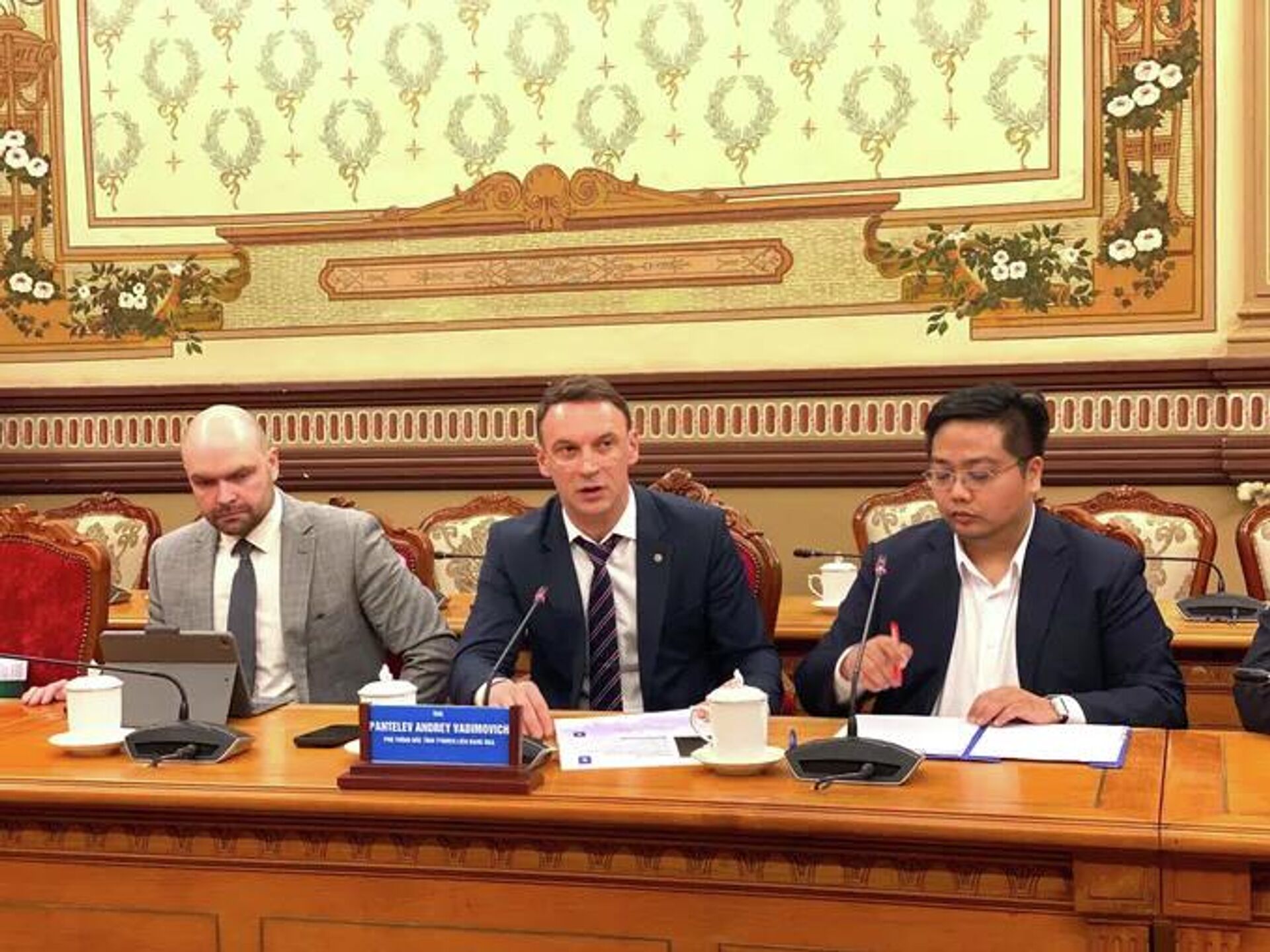 Ông Andrey Vadimovich Panteleyev, Phó Thống đốc tỉnh Tyumen phát biểu tại buổi làm việc - Sputnik Việt Nam, 1920, 31.03.2026