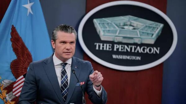 Bộ trưởng Quốc phòng Pete Hegseth phát biểu tại một cuộc họp báo ở Washington - Sputnik Việt Nam