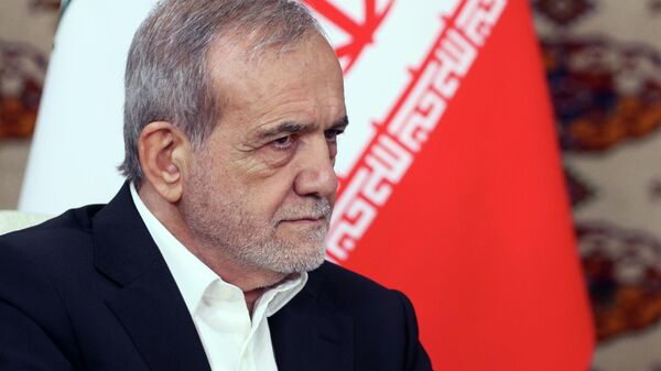 Президент Ирана Масуд Пезешкиан во время встречи с президентом РФ (11 октября 2024). Ашхабад - Sputnik Việt Nam