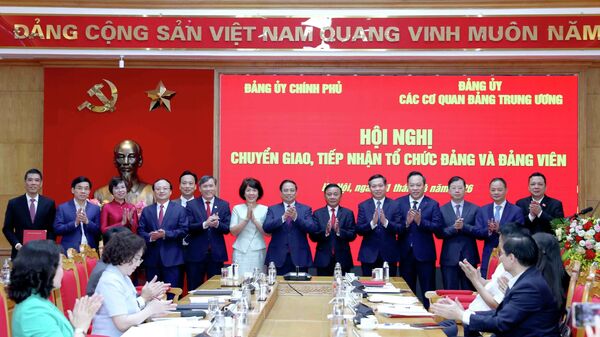 Hội nghị chuyển giao, tiếp nhận tổ chức đảng và đảng viên giữa Đảng uỷ Chính phủ và Đảng uỷ các cơ quan Đảng Trung ương - Sputnik Việt Nam