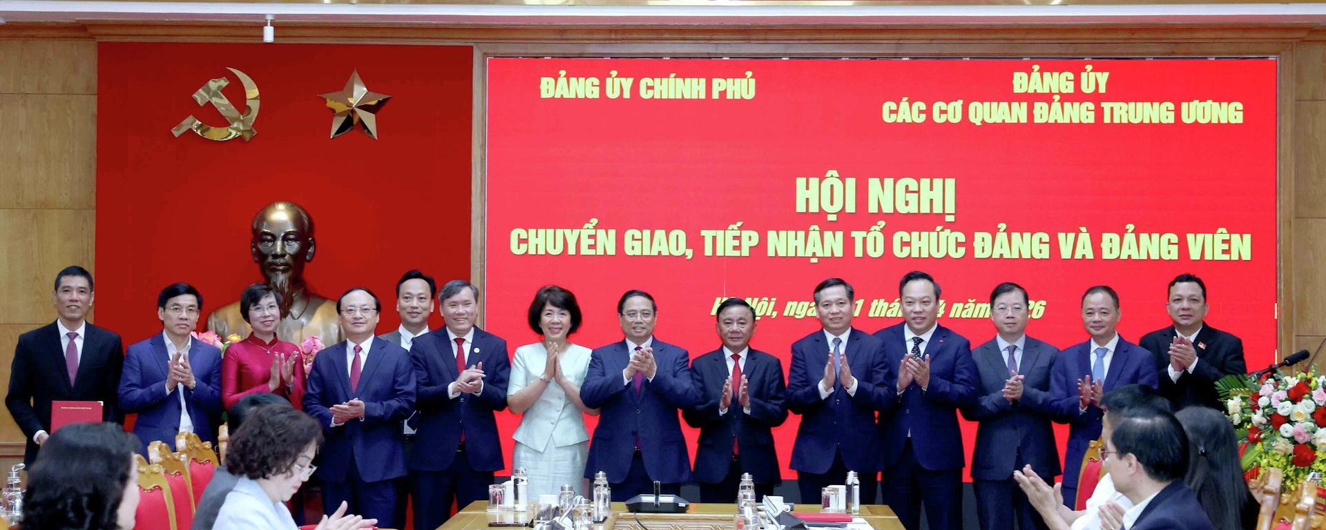 Hội nghị chuyển giao, tiếp nhận tổ chức đảng và đảng viên giữa Đảng uỷ Chính phủ và Đảng uỷ các cơ quan Đảng Trung ương - Sputnik Việt Nam, 1920, 01.04.2026