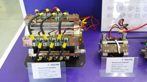 Đầu laser xung (thành phần chính của bất kỳ laser trạng thái rắn nào) với hệ thống làm mát bằng nước do hãng NordLase (Nga, St. Petersburg) sản xuất - Sputnik Việt Nam